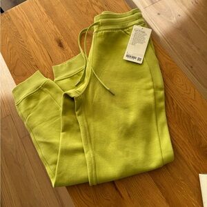 Lululemon scuba jogger size 6
NWT
